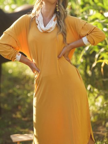 Vestido solto abertura de lado e gola