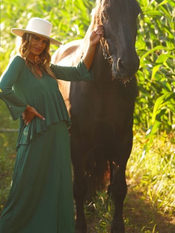 Vestido com abertura e folho