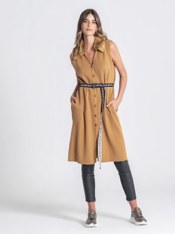 Colete de malha com cinto e gola pêlo