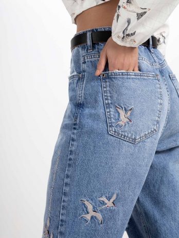 Calças Jeans Mom Destroyed C/ Bordado Pássaros