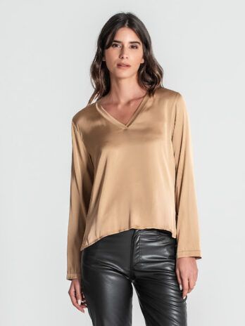 Blusa Acetinada Decote V Manga Comprida