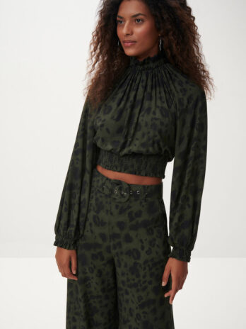 Blusa Manga Franzida com Gola Alta