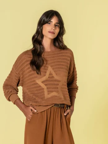 Camisola Perfurada Estrela Bordada